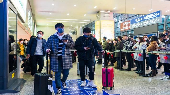 נוסעים בשדרה התעופה בסין חובשים מסכות בשל סכנת הידבקות בוירוס הקורונה