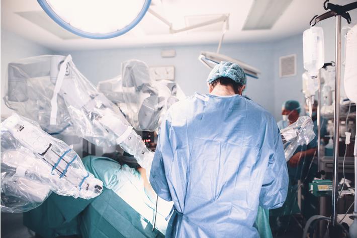 נוירוכירורג מבצע ניתוח חדשני 