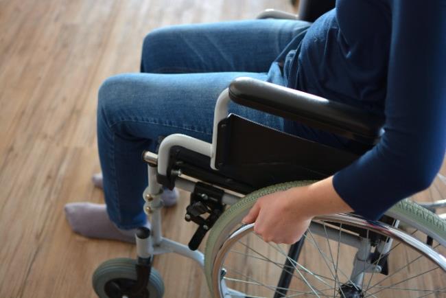 אישה על כיסא גלגלים בשל טרשת נפוצה 