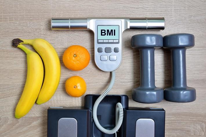 משקולות, משקל, פירות והכיתוב BMI