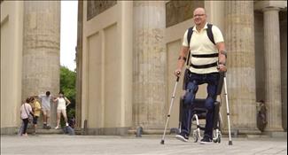 העתיד כבר כאן? שלד רובוטי מאפשר למשותקים ללכת