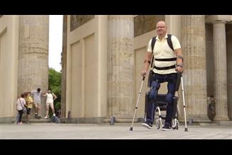 העתיד כבר כאן? שלד רובוטי מאפשר למשותקים ללכת