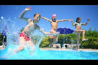 רחצה מסוכנת? כך תשמרו על חיי הילדים בבריכות השחייה