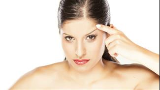 הטיפול המפתיע שמצעיר את הפנים: הרמת גבות