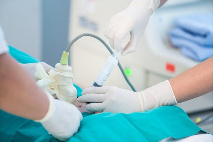 אישה בשבוע 18 להריון עוברת בדיקת מי שפיר