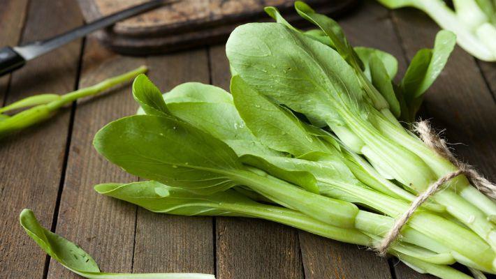 עלי התרד מכילים ויטמין A , ברזל, בטא קרוטן, חומצה פולית וויטמין C, כל אלה תורמים לשיער חזק ובריא