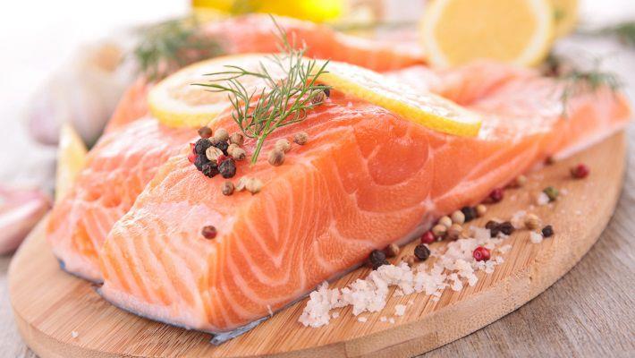 דגים מכילים אומגה 3 שתורם לשיער חזק ובריא