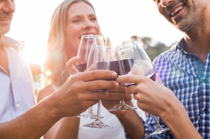 מבוגרים שותים יין אדום שעל פי מחקר חדש עשוי לסייע במניעת דיכאון