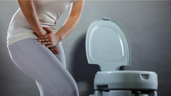 אישה שסובלת מתכיפות במתן שתן בשל היצרות של השופכה