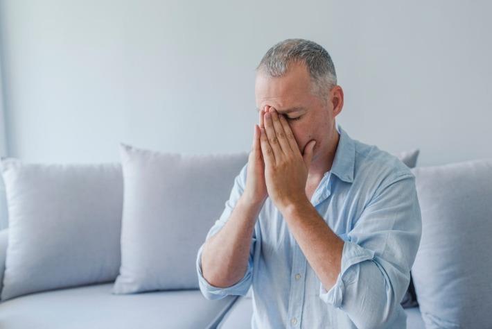 אדם סובל מסחרחורת לאחר שימוש בקנאביס רפואי