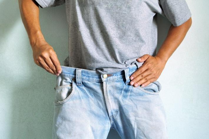 אדם אחרי ניתוח בריאטרי מחזיק את הג