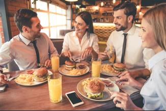 מתלבטים בין סלט להמבורגר בארוחת הצהריים? זה מה שעשוי להשפיע על הבחירה