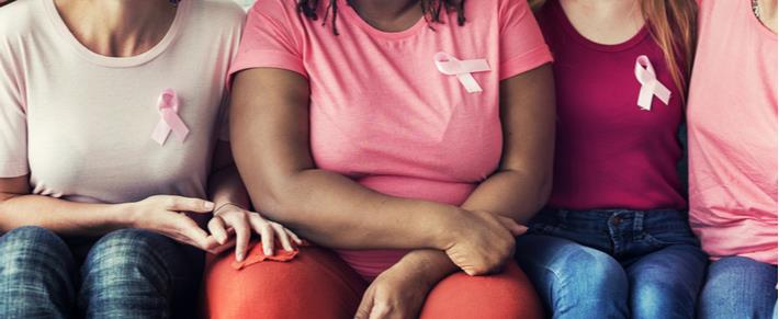 נשים עונדות סרט ורוד המשמש להעלאת המודעות לסרטן השד