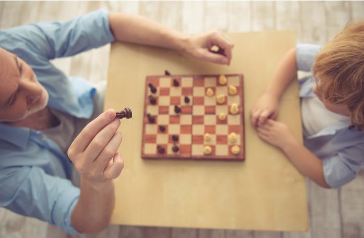 סב משחק עם נכדו שחמט