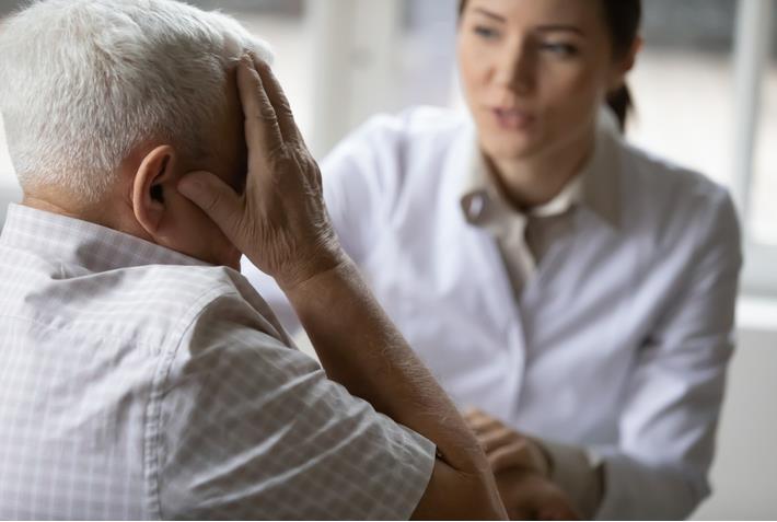 גבר מתוסכל מהתקשורת עם הרופאה המטפלת