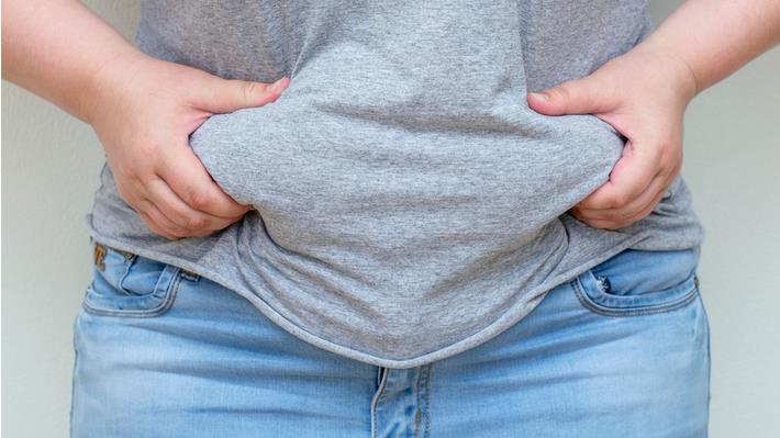 גבר סובל מהשמנה בטנית