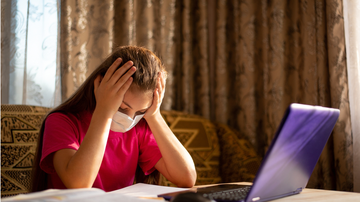 אישה סובלת מערפול מוחי, תופעה נפוצה של לונג קוביד אחרי תחלואה בקורונה