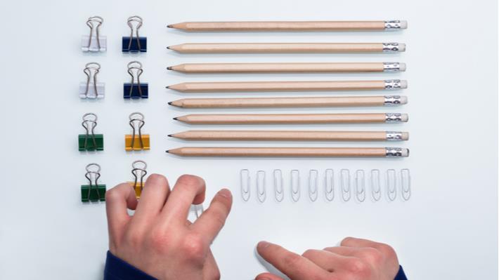 אדם מסדר כלים משרדיים בגלל שסובל מ-OCD