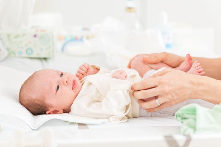 בחינה של מפרק הירך בתינוק לזיהוי הפרעה במפרק הירך (DDH)