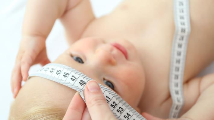 תינוק במעקב גדילה אצל רופא