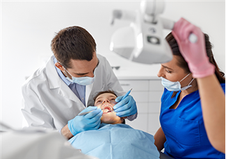 בריאות הפה: 5 טיפים מוכחים מחקרית לשמירה על החניכיים והשיניים