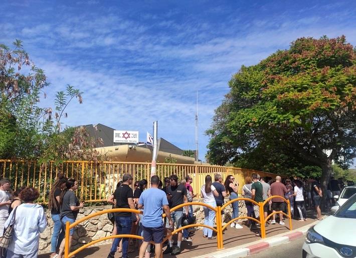 אנשים עומדים בתור לתרומת דם בשבעה באוקטובר