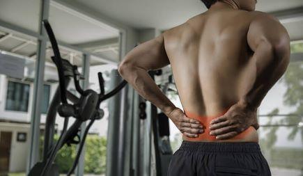 גבר סובל מכאב גב