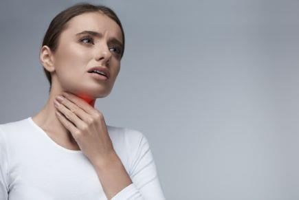 אישה עם דלקת גרון לפני טיפול באוגמנטין