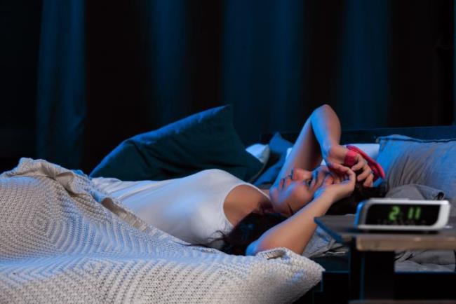 אישה שוכבת במיטה לא מצליחה לישון, זופיקלון (נוקטורנו)