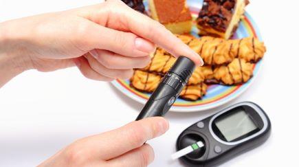 אישה עושה בדיקת סוכר, גליפיזיד לטיפול בסוכרת